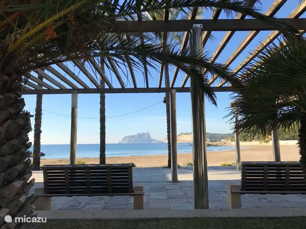 Moraira-Strand (in 10 Minuten mit dem Auto erreichbar) mit Ifach-Felsen im Hintergrund. Dies ist auch vom Haus aus zu sehen.