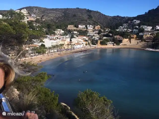El Portet (Moraira) mit einem kleinen Strand im Winter. Hier können Sie ein köstliches Mittagessen am Meer genießen