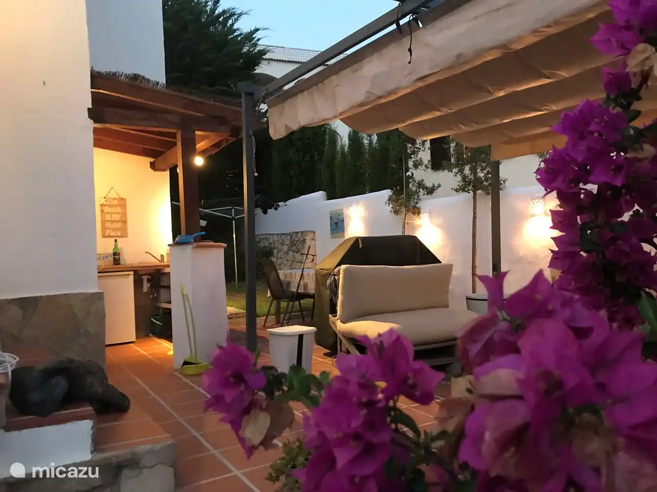 Sitzecke mit Pergola (kann geöffnet und geschlossen werden)