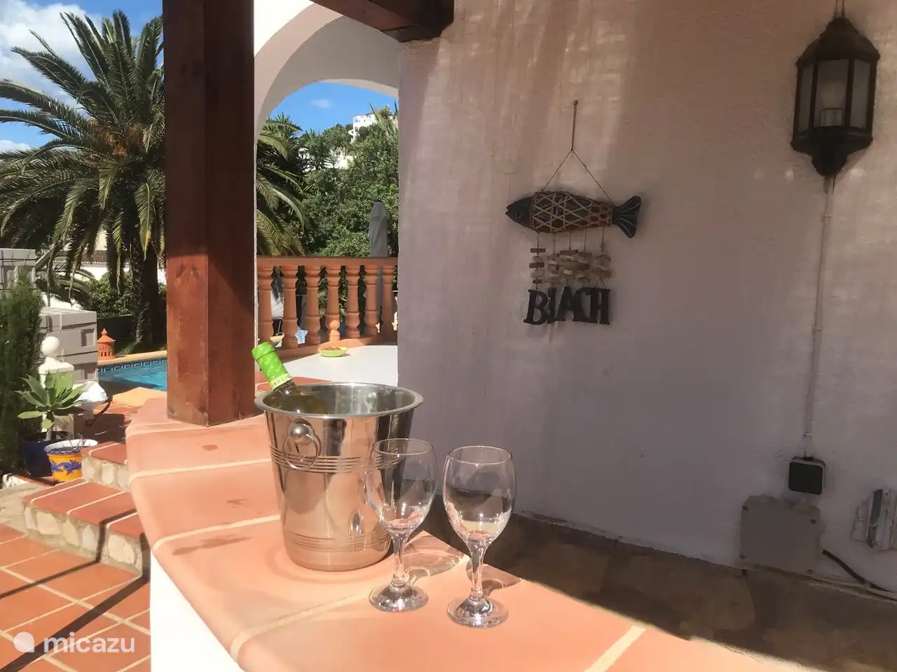 Blick von der Seite des Hauses