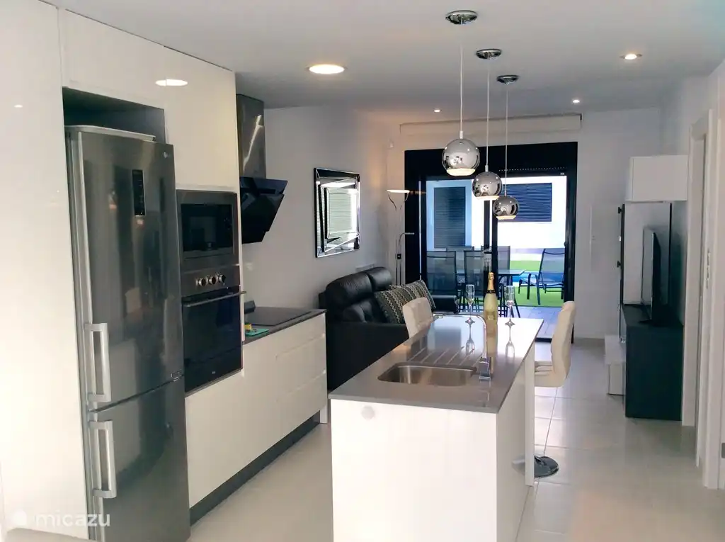 Séjour avec cuisine ouverte.