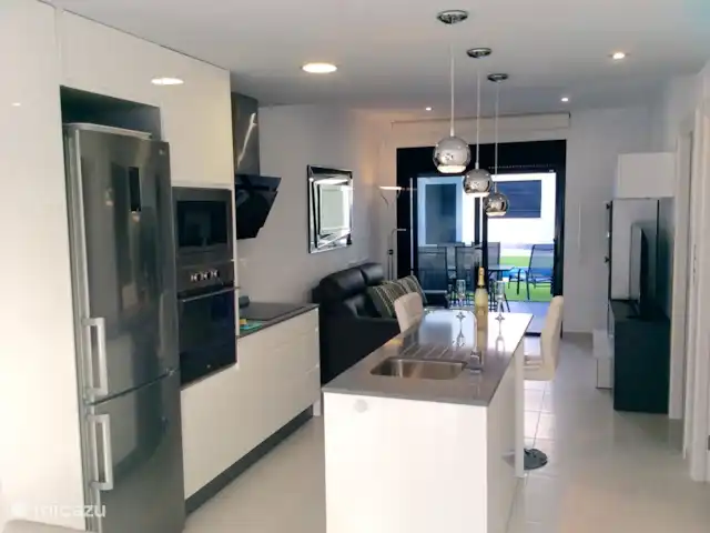 apartamento en España, Costa Cálida, Lo Pagán – pueblo del sol Salón con cocina abierta.