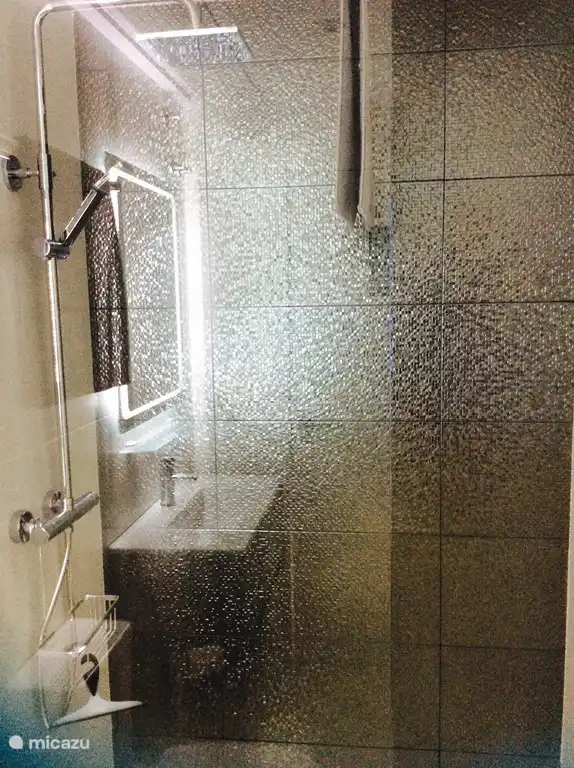 2 salles de bain avec douche à l'italienne et 2 toilettes