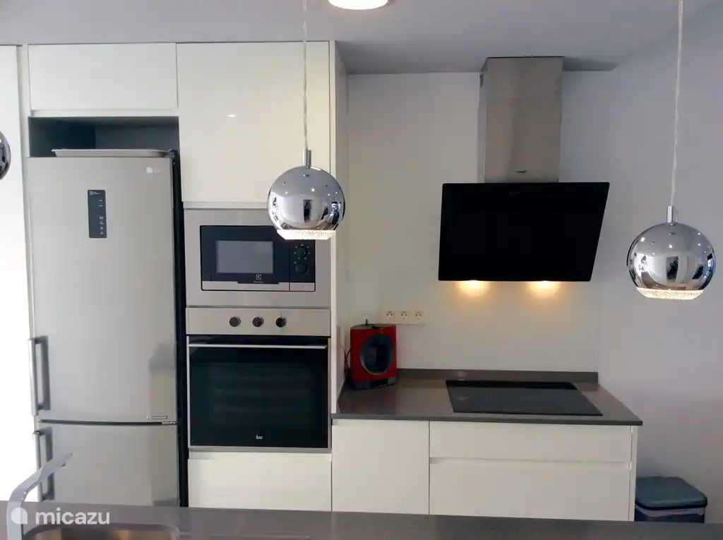 Cuisine ouverte avec tout le nécessaire