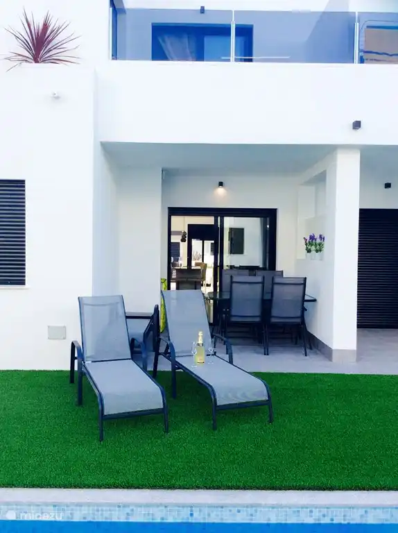 Terrasse avec table et 4 chaises, 4 transats