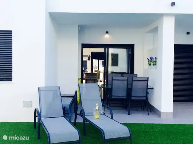 apartamento en España, Costa Cálida, Lo Pagán – pueblo del sol Terraza con mesa y 4 sillas, 4 tumbonas