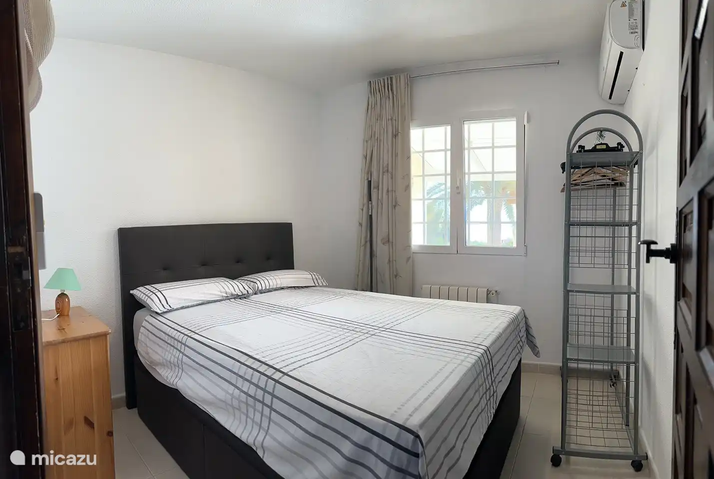 3er dormitorio con cama doble y aire acondicionado.