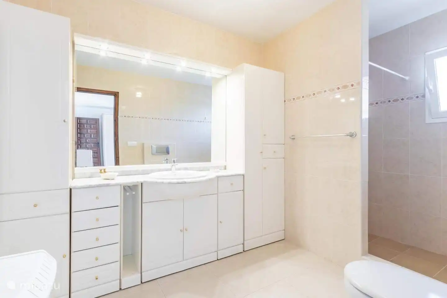 amplio baño con plato de ducha en el dormitorio principal