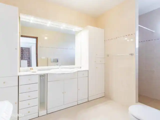 Villa Lauwers en España, Costa Blanca, La Nucía - villa amplio baño con plato de ducha en el dormitorio principal