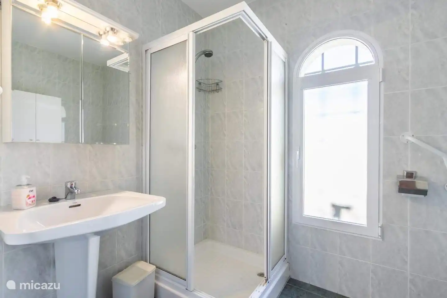 2º cuarto de baño con ducha, WC, lavadora