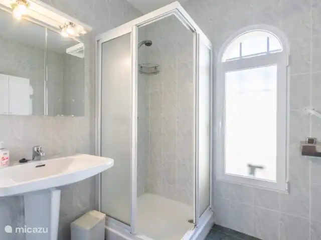 Villa Lauwers en España, Costa Blanca, La Nucía - villa 2º cuarto de baño con ducha, WC, lavadora