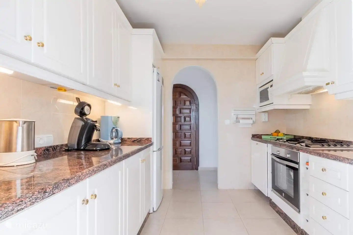 cocina totalmente equipada con electrodomésticos