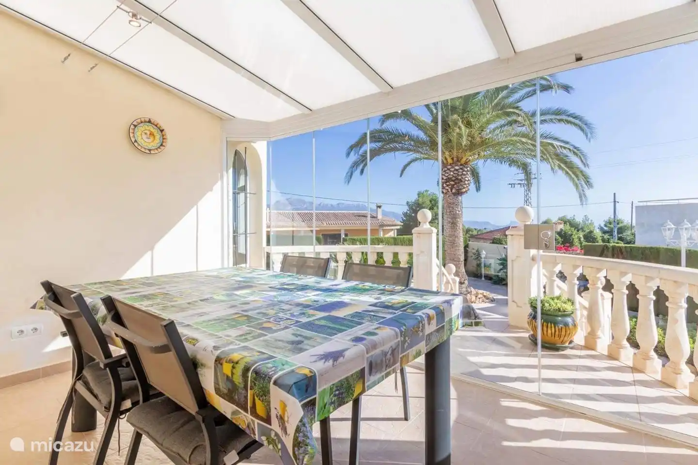 Conservatorio abierto en verano y cerrado en invierno.