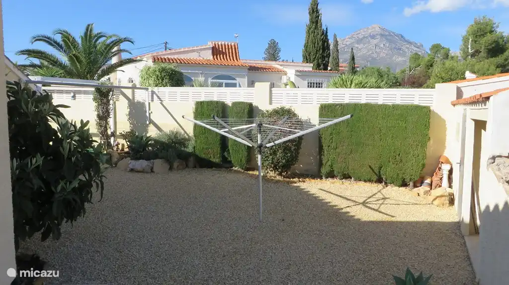 patio trasero con tendedero