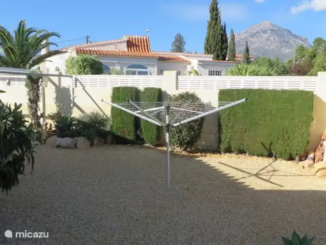 Villa Lauwers en España, Costa Blanca, La Nucía - villa patio trasero con tendedero