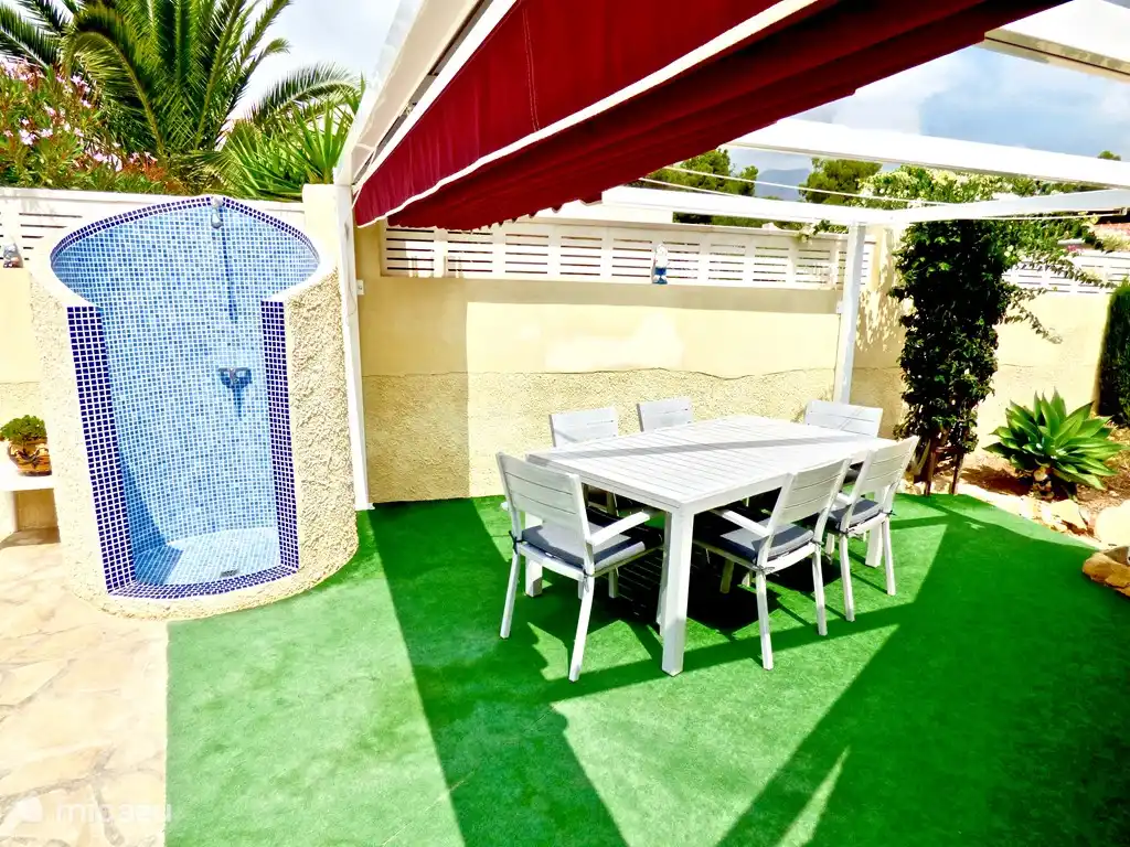 muebles de jardín con ducha (con puerta) y toldo junto a la piscina, WIFI + enchufes