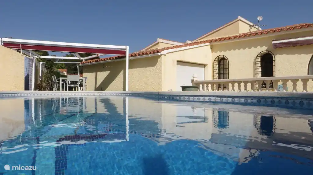 piscina con ducha y muebles de jardín, enchufes disponibles