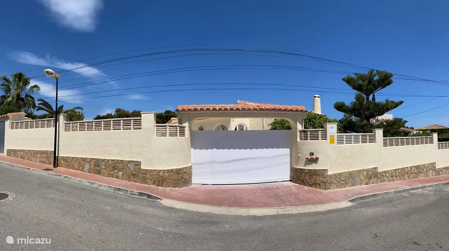 Entrada con portón eléctrico