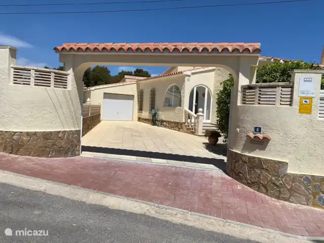 Villa Lauwers en España, Costa Blanca, La Nucía - villa Entrada con portón eléctrico