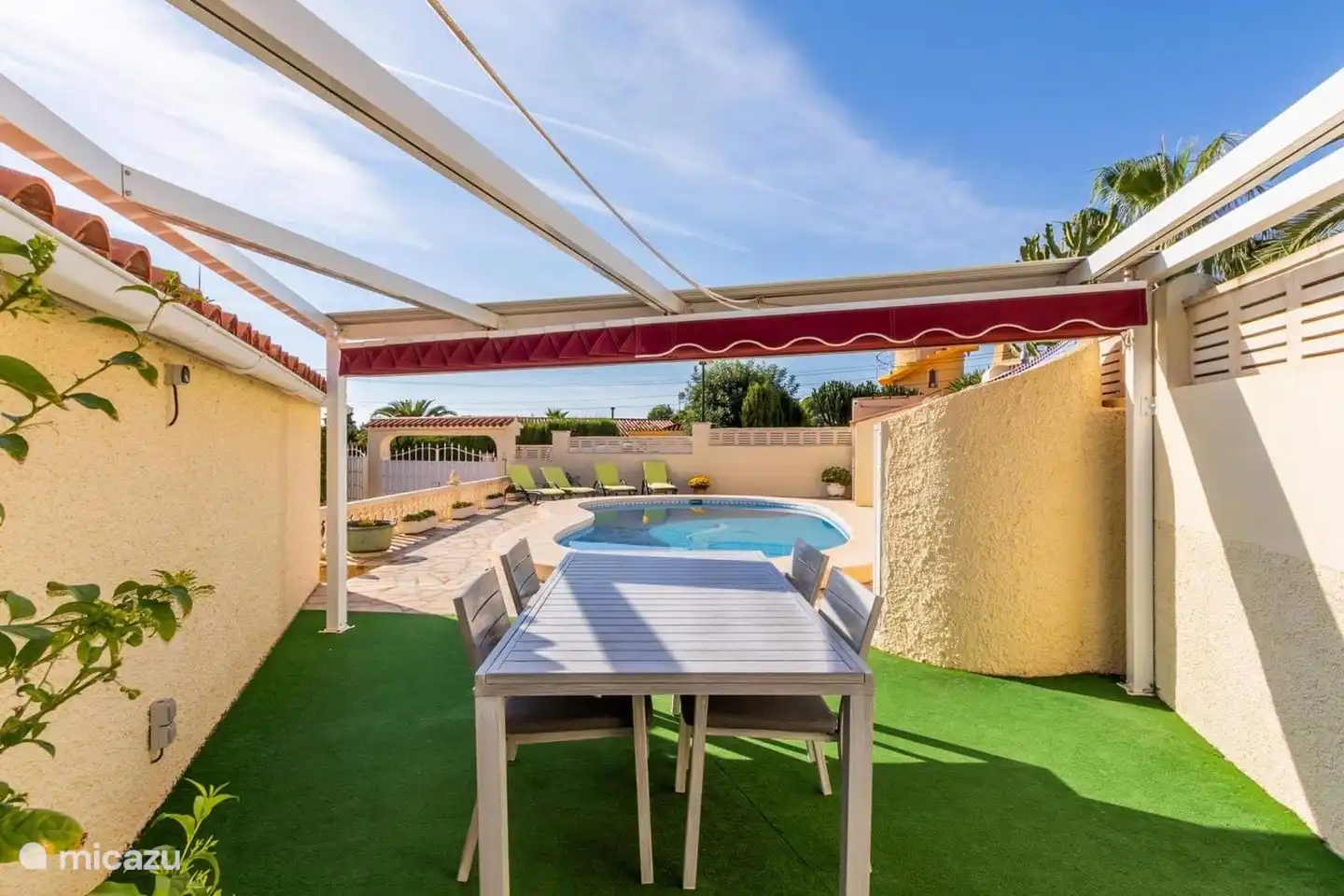 piscina con tumbonas, sol todo el día