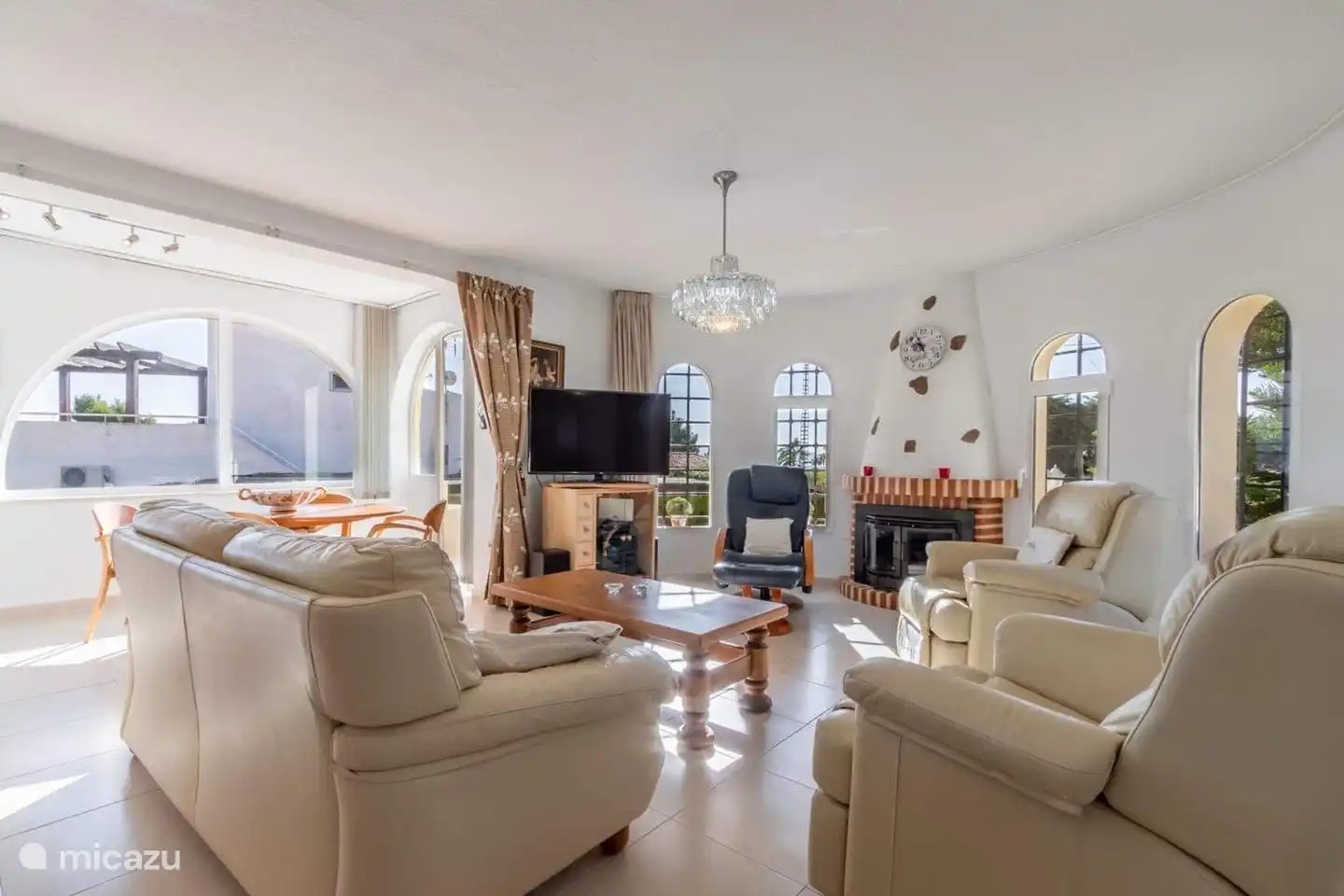 salón muy luminoso con aire acondicionado, placas de infrarrojos, TV satélite