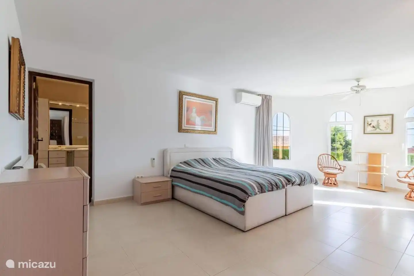 dormitorio muy espacioso con aire acondicionado