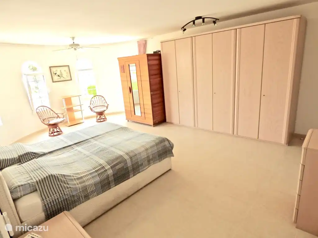 dormitorio muy espacioso con aire acondicionado