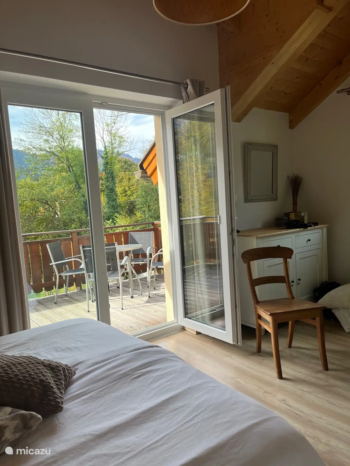 vanuit de slaapkamer aan de zuidkant heb je een groot balkon dat uitkijkt op het drielandenpunt