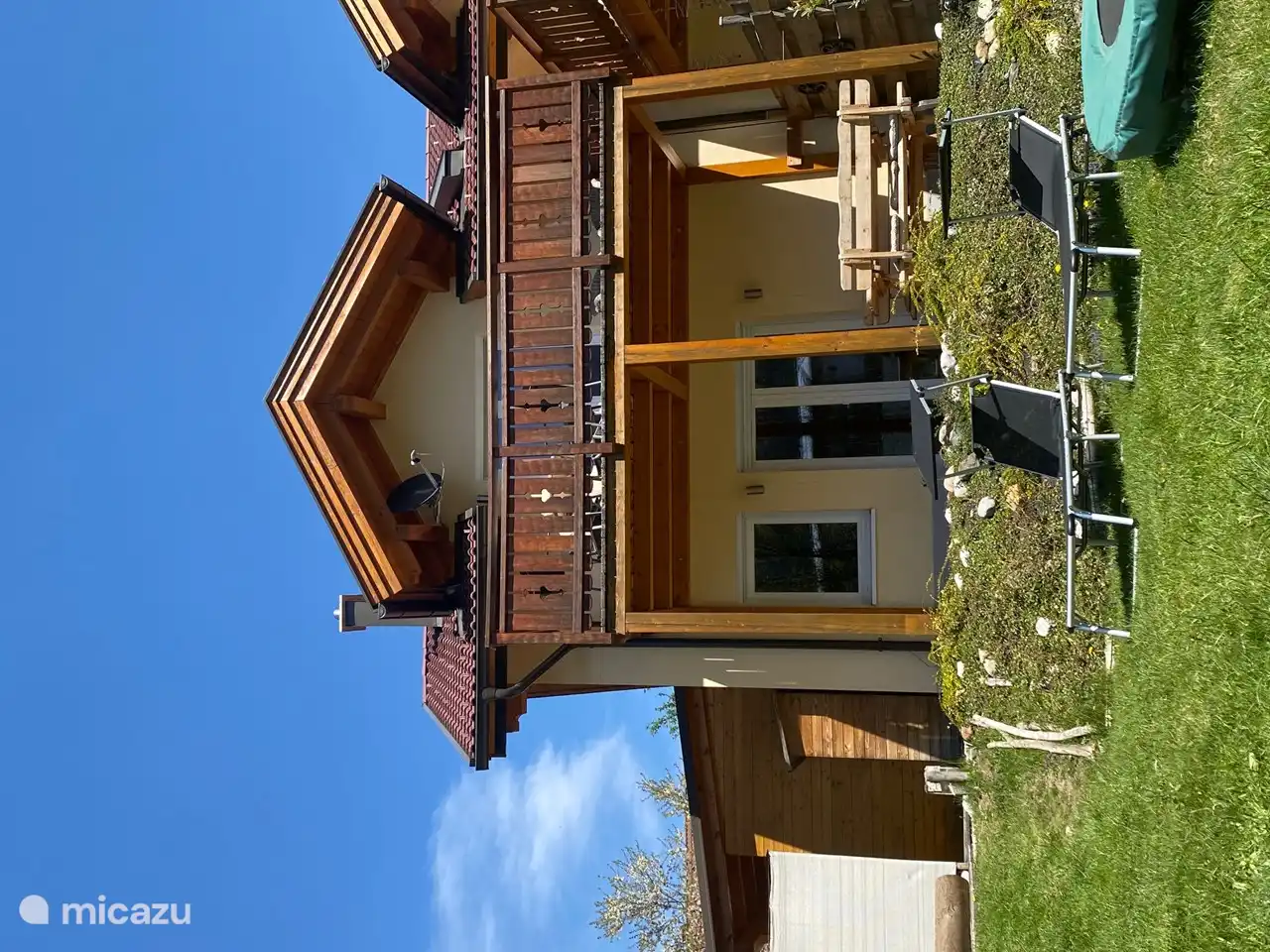 De beaux transats dans le grand jardin qui fait face au sud. Il y a toujours un endroit où il n’y a pas de soleil ou où l’on n’utilise pas le parasol.