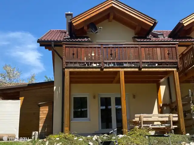 Berghaus Christel en Austria, Carintia, Arnoldstein - casa vacacional Bonitas tumbonas en el gran jardín que mira hacia el sur. Siempre hay un lugar donde no hay sol ni se usa la sombrilla.