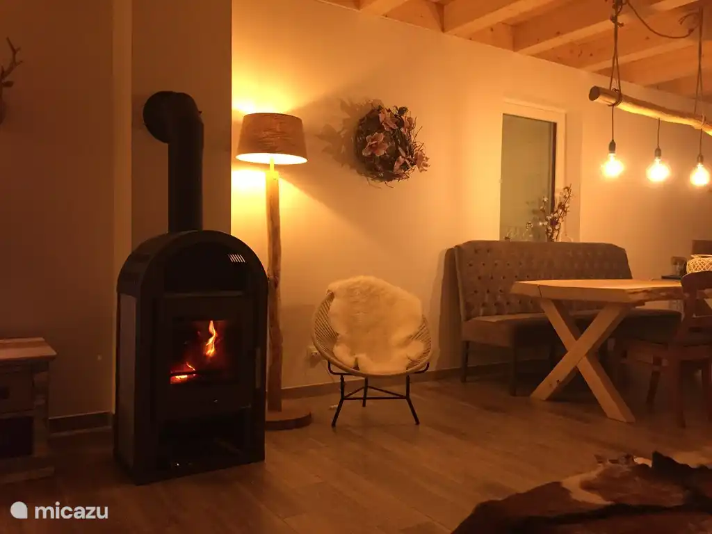 Intérieur chaleureux style chalet avec poêle à bois, pour plus d'ambiance