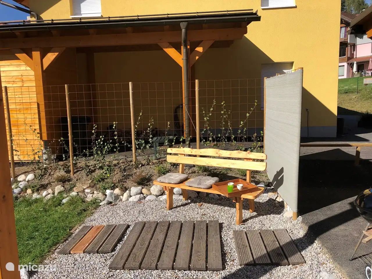 Boire du café le matin au soleil avec vue sur les montagnes