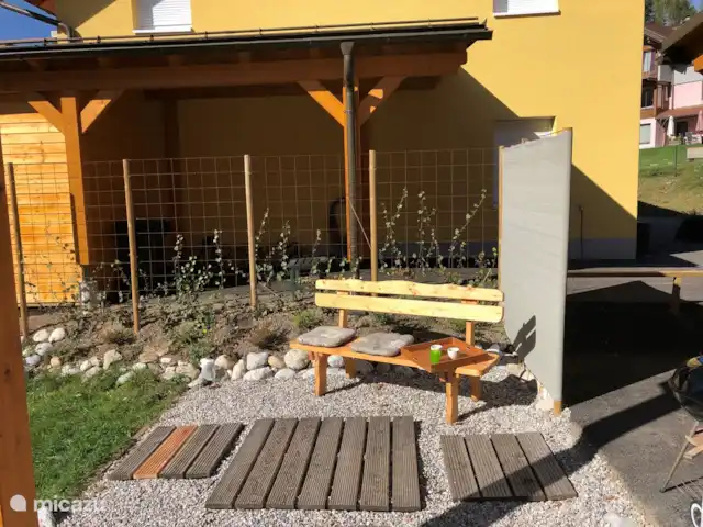 Berghaus Christel en Austria, Carintia, Arnoldstein - casa vacacional Tomando café por la mañana al sol con vista a las montañas