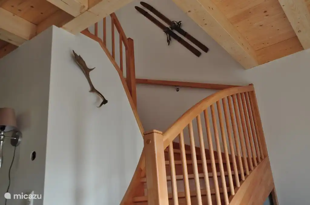 L’escalier menant au premier étage est en bois et fabriqué à la main. 