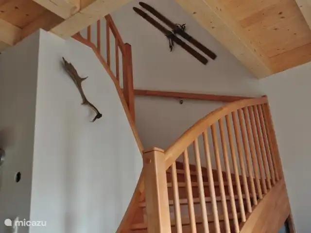 Berghaus Christel en Austria, Carintia, Arnoldstein - casa vacacional La escalera al primer piso es de madera y está hecha a mano.