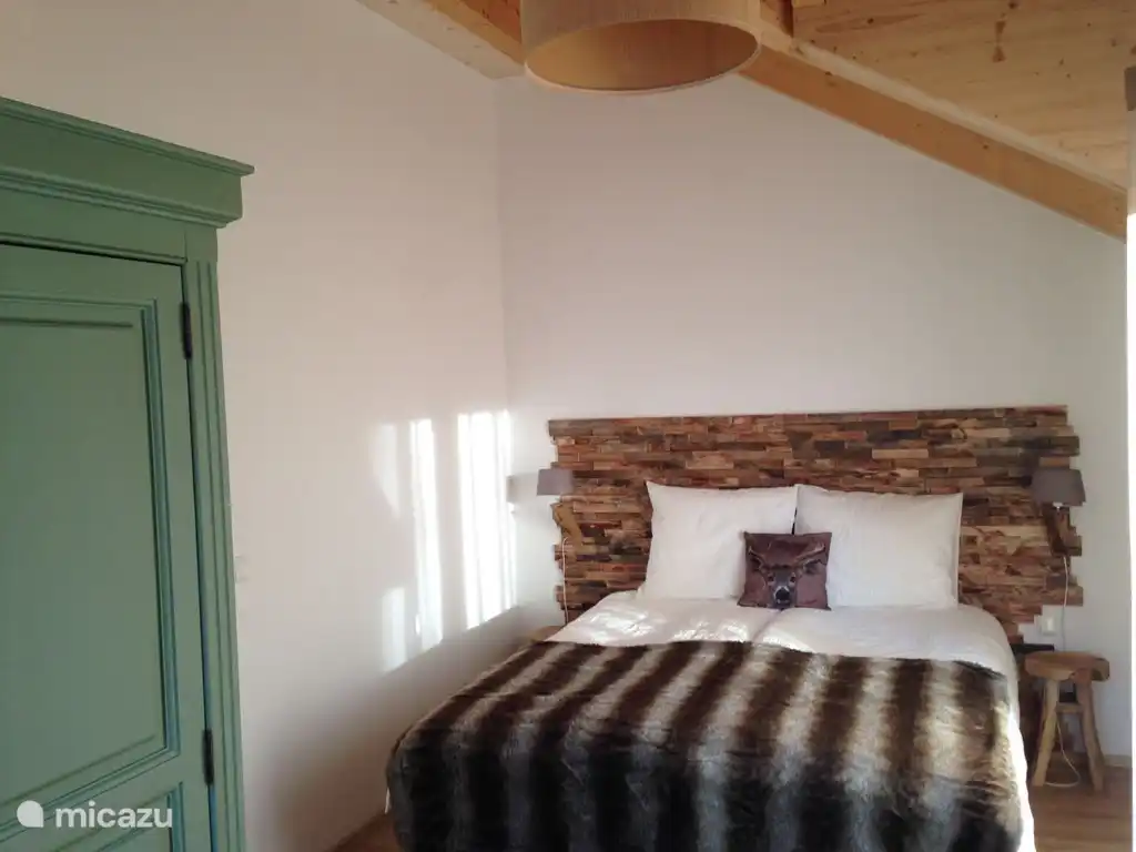 Chambre 1 (thème cerf)
avec lit double avec paroi arrière et plafond à poutres apparentes. Cette chambre est orientée plein sud et a un accès direct au grand balcon.