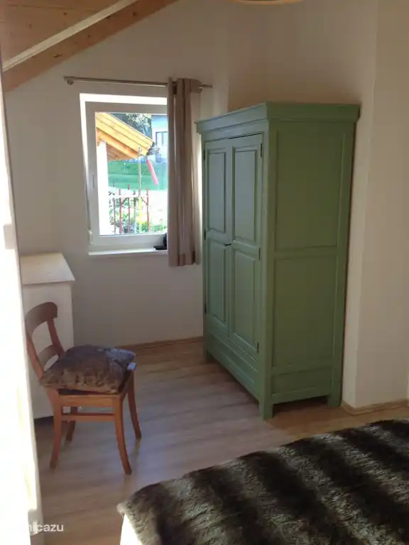 Chambre 1 (thème cerf) avec placards et un lit double.