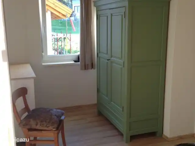 Berghaus Christel en Austria, Carintia, Arnoldstein - casa vacacional Dormitorio 1 (tema de ciervos) con armarios empotrados y una cama doble.