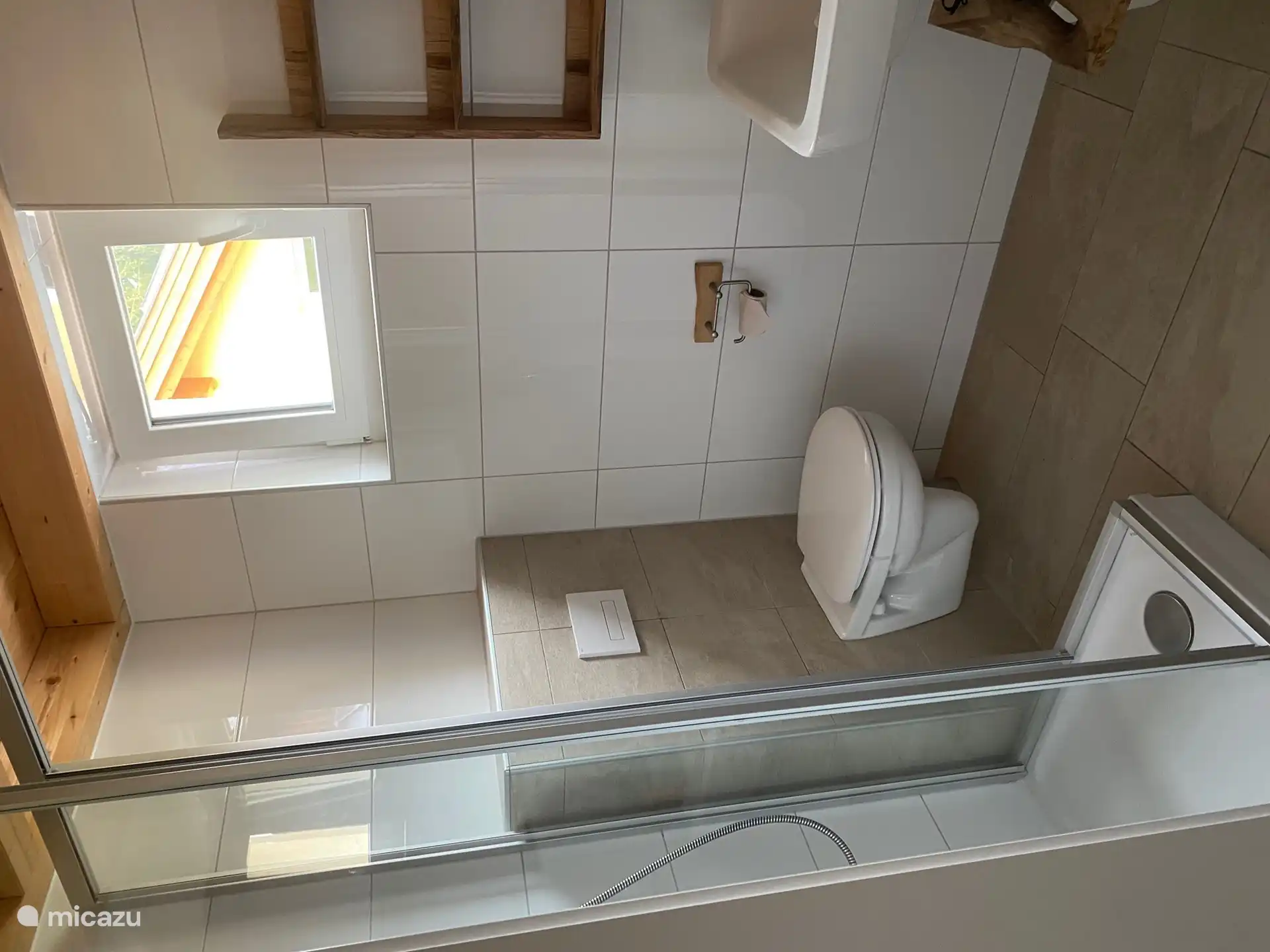 salle de bain 1 avec douche, lavabo, toilettes et suffisamment de rangements