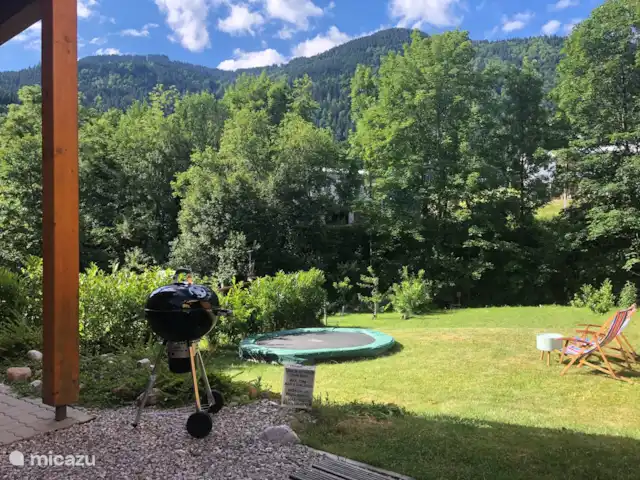 Berghaus Christel en Austria, Carintia, Arnoldstein - casa vacacional Vista despejada desde el balcón sobre las montañas del Drielandenpunt. La casa está orientada al sur, por lo que el máximo sol. En la terraza es agradable tomar una taza de café por la mañana. Si hace demasiado calor, la terraza también ofrece refugio del sol.