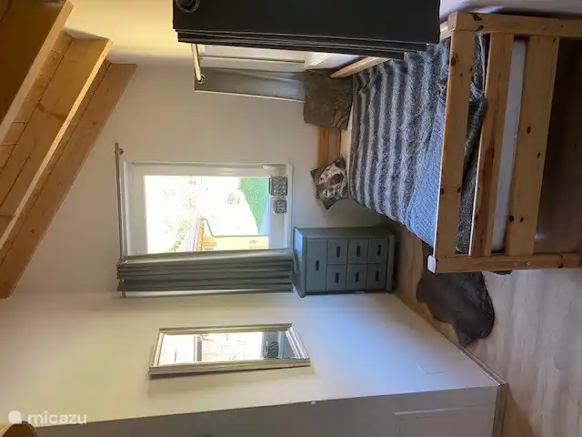 Chambre 2. Cette chambre a un lit double (en fait 2 sommiers séparés) et un grand lit séparé de l'autre côté de la chambre.