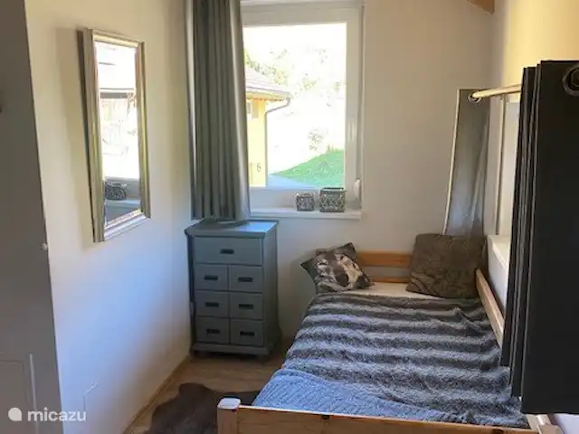 Berghaus Christel en Austria, Carintia, Arnoldstein - casa vacacional Dormitorio 2. Este dormitorio tiene una cama doble (en realidad, 2 somieres separados) y una cama grande separada al otro lado del dormitorio.