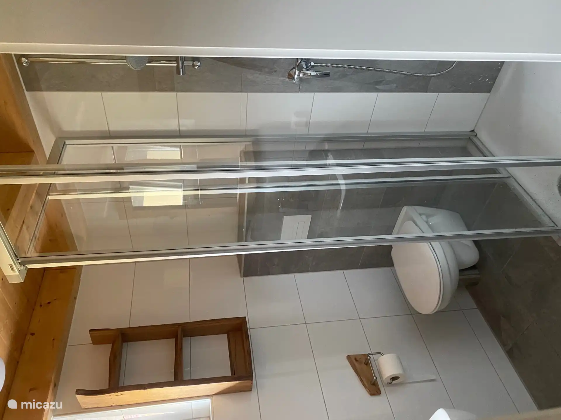 salle de bain 2 avec douche, lavabo, toilettes et suffisamment de rangements