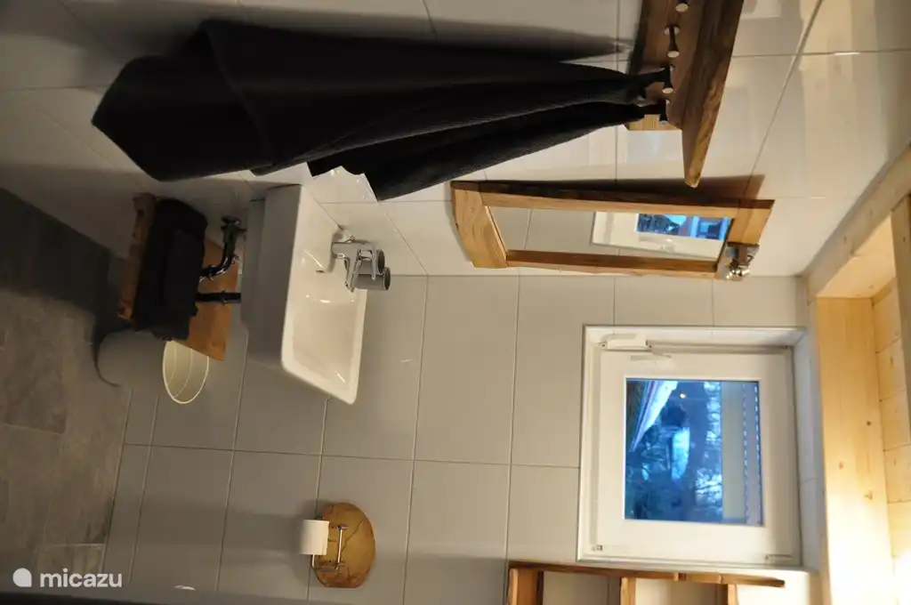 Salle de bain 2 avec douche, WC, lavabo et suffisamment d'espace pour tous les articles de toilette