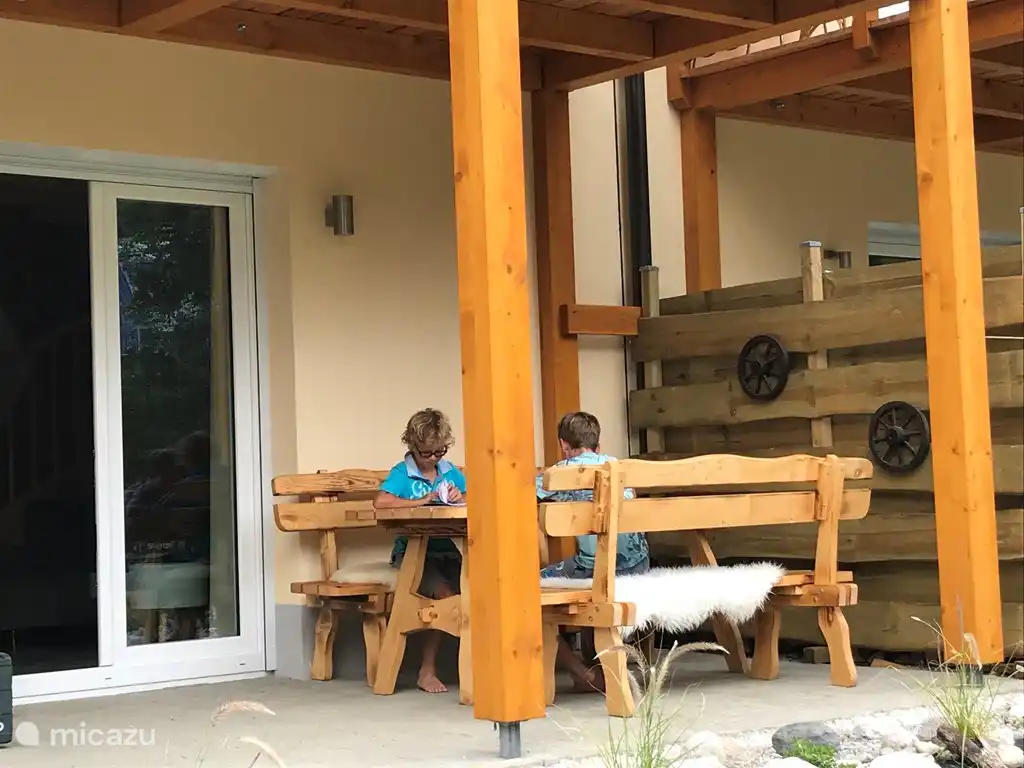 Belle terrasse ombragée à l'arrière de la maison avec vue sur les montagnes