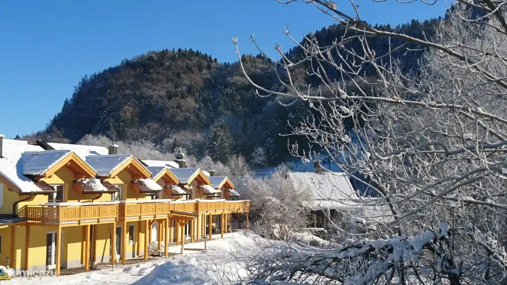 Notre maison est une maison à deux sous un même toit. Avec grand abri d'auto, beaucoup d'intimité et une grande cour arrière. A 100 mètres à pied des remontées mécaniques