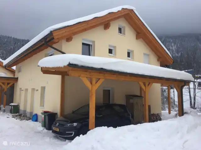 Berghaus Christel en Austria, Carintia, Arnoldstein - casa vacacional Vista lateral de la casa con cochera.
