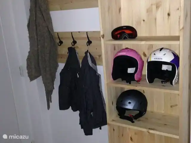 Berghaus Christel en Austria, Carintia, Arnoldstein - casa vacacional Entrada y recibidor con perchero y armario abierto. Ideal para guardar cascos de esquí, etc. Además, hay un guardaesquís separado para esquís y tablas de snowboard.