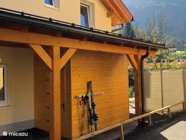 Berghaus Christel en Austria, Carintia, Arnoldstein - casa vacacional la casa tiene una cochera y un cobertizo donde se pueden guardar los esquís
