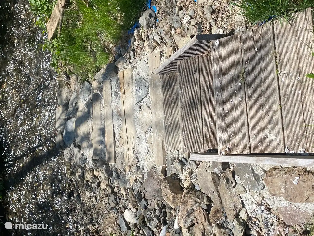 Le grand jardin se termine par un ruisseau de montagne. Là, il fait bon jouer pour les enfants et se rafraîchir.